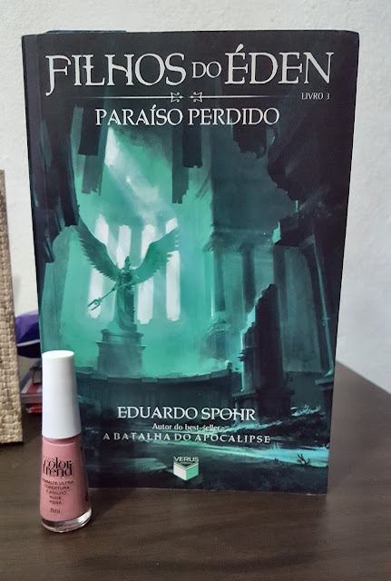 Esmaltes e livros Esmaltes e livros