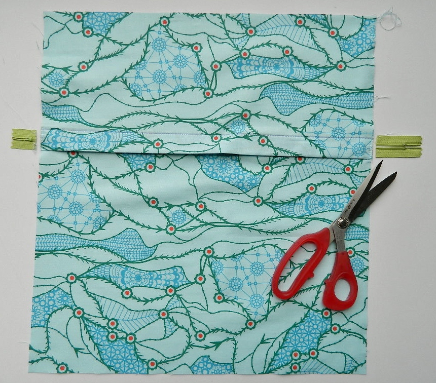 installing zipper closure in a pillow cover {tutorial}