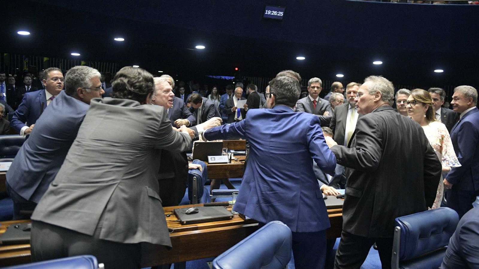 Após confusão e impasse de mais de 5 horas, eleição no Senado é adiada