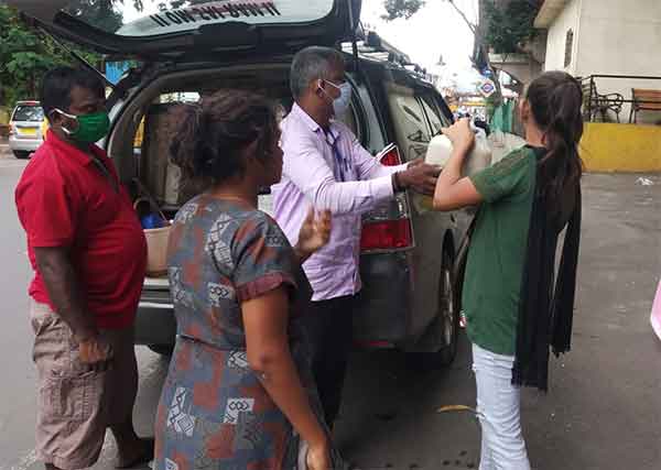 மக்களுக்கு உதவிக்கரம் நீட்டி வருகிறது மும்பை வாழ் தமிழர் நற்பனி மன்றம் 2 R Gandhi