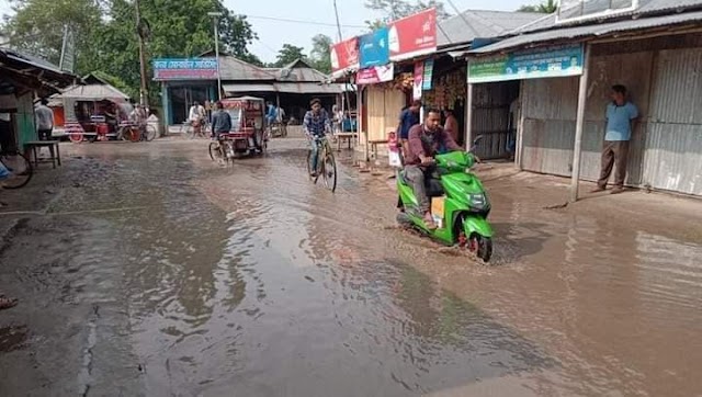 ফুলবাড়ীতে পাকা সড়কে কাঁদাপানির ছড়াছড়ি চরম ভোগান্তিতে এলাকাবাসী