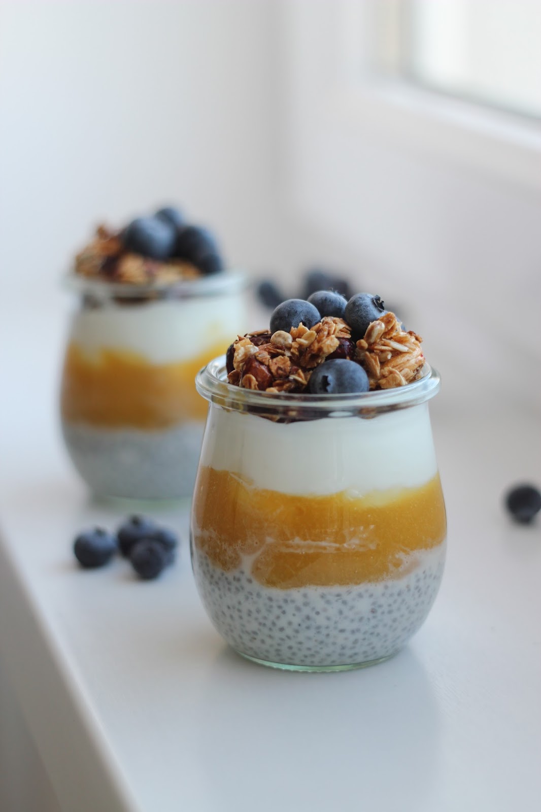 eat this blog Pudding chia z musem z mango, granolą i borówkami