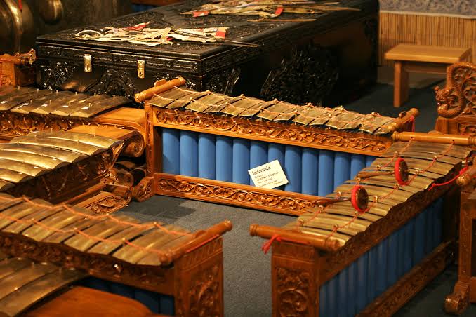 10 Alat Musik Tradisional Jawa Tengah & Cara Memainkannya