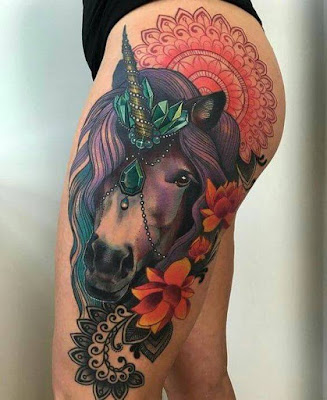 Tatuaje de unicornio colorido