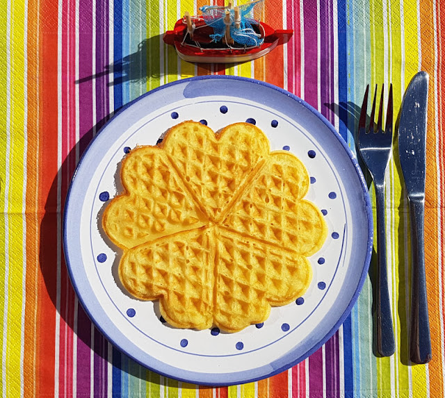 Schnelles Waffel-Rezept mit wenig Zucker. Der schnelle Waffeltag ist einfach zuzubereiten, die Waffeln schmecken mit wenig Zucker fast noch besser!