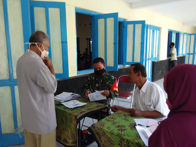 Babinsa Ceper Dampingi Pembagian BLT