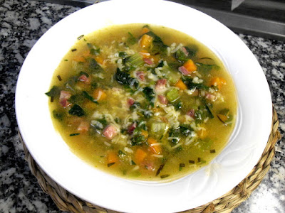 Receta de sopa de arroz con verduras y jamón.