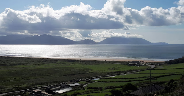 vaeltaminen, vaeltaminen yksin, vaeltaminen irlannissa, naissa maisemissa mieli lepaa, paivavaellus, vaeltaminen ruoka, irlanti luonto, irlanti luontokohteet, nummi, kasvillisuus, Inch Beach, kerry, Atlantti, Kerry Camino, hiekkaranta