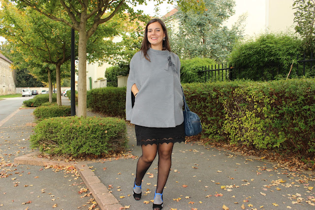 Top mango bleu, jupe dentelle, chaussures minelli