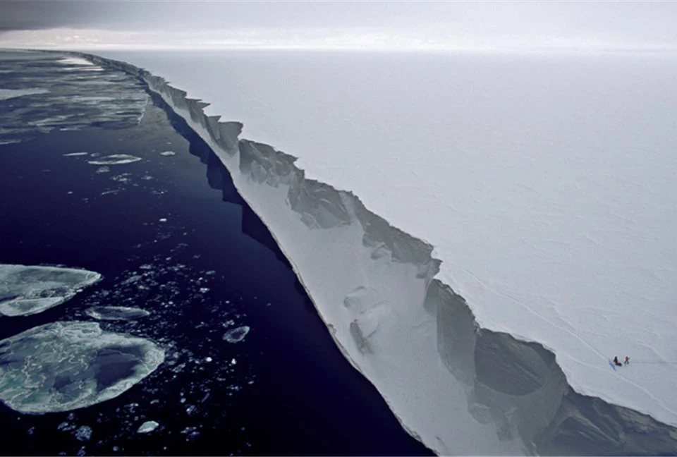 Extensos paredões de gelo circundam a Terra