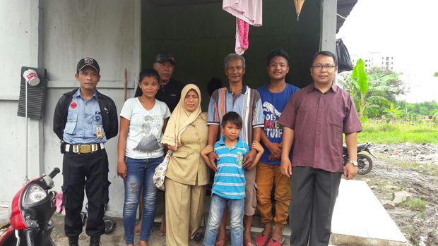 Sempat Jadi Pemulung dan Tinggal di Gubuk, Kini Otong Berhasil Diselamatkan Sempat Jadi Pemulung dan Tinggal di Gubuk, Kini Otong Berhasil Diselamatkan