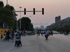 Heping Avenue and the sun setting behind Xuzhou's Zhulin Temple (竹林寺)