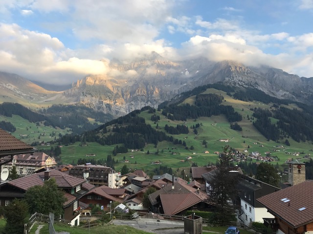 スイス・アデルボーデンの山の斜面を上がって上から見た風景