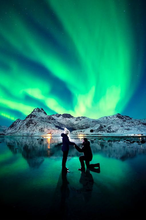 Romantic Boyfriend Proposes Under The Northern Lights... The Pictures Are Amazing!