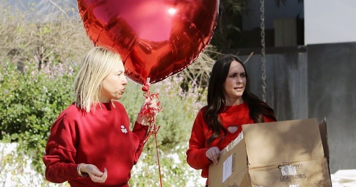 Jennifer Love Hewitt – Preparing for a Valentine’s Day Party 02/14/2020