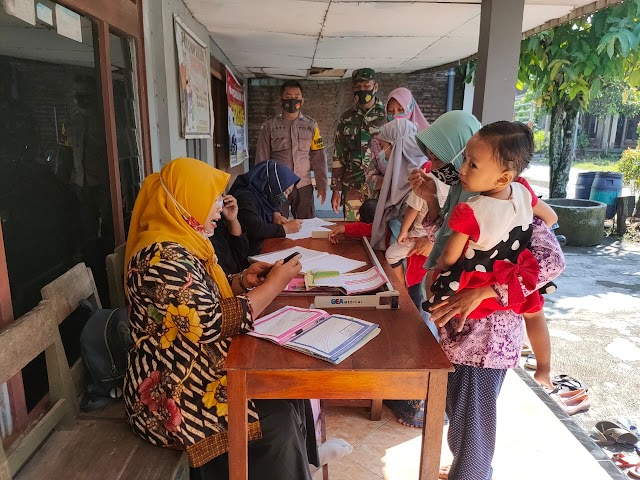Babinsa Tangkis Kopda Solikin Monitoring Pelaksanaan Pos Pelayanan Terpadu Di Desa Binaan