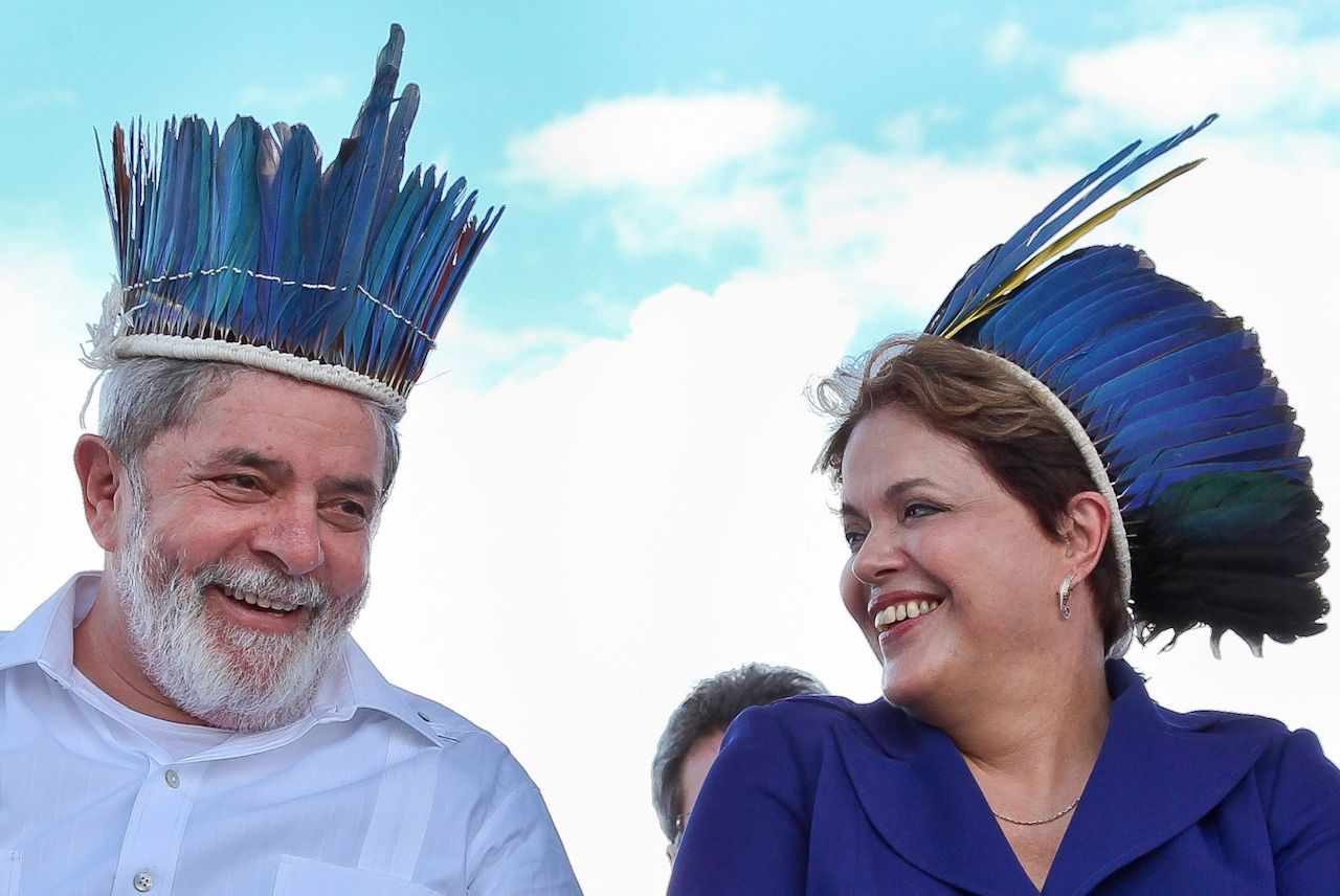 Dilma+Rousseff+e+Lula+exibindo+cocar+dado+por+%27%C3%ADndio%27,+24-10-2011+Foto+Roberto+Stuckert-PR.jpg