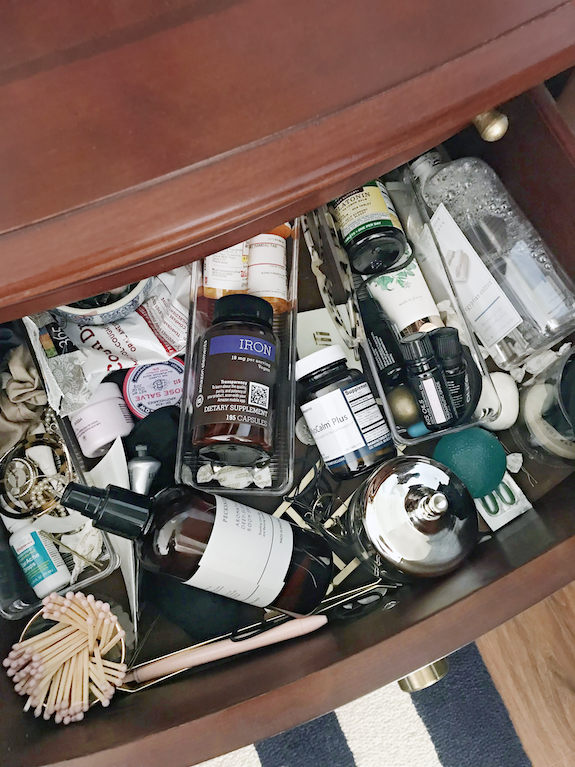 https://1.bp.blogspot.com/-CANYyXMrrUk/XUsKppQvRFI/AAAAAAABOi8/FcidqY2Py5MVPB8NGl0tF9O1BWzoBQDUACLcBGAs/s1600/IHeart_Organizing_Nightstand_Organization_Before_3.png