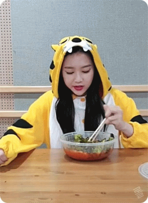 오마이걸 지호 V앱 어그로 퇴치법.gif | 인스티즈
