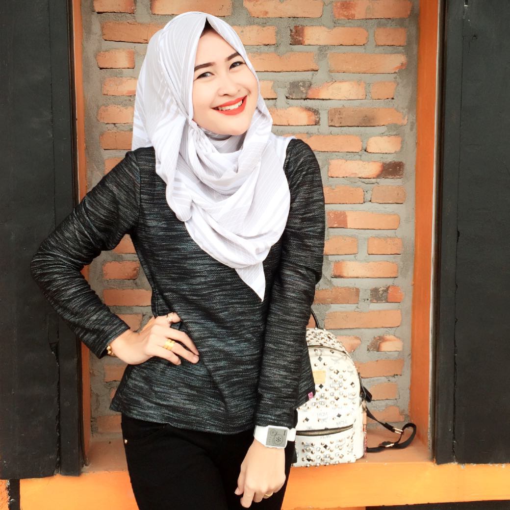 индонезия девушки в хиджабе. Cewek berhijab. индонезия девушка мусульманская. индонезия хиджаб. Devita jilboobs.