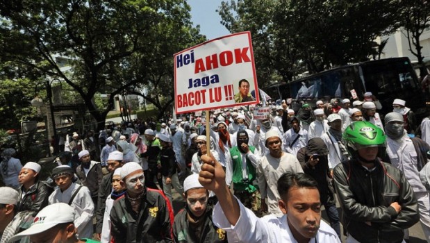 Yuk Introkesi Diri, Muslim Justru Malah Lebih Menghina Al-Qur'an Daripada Ahok Yuk Introkesi Diri, Muslim Justru Malah Lebih Menghina Al-Qur'an Daripada Ahok