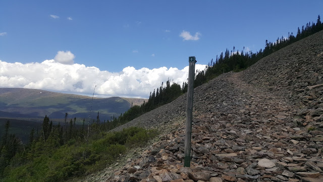 Sentier en direction du Hog's Back