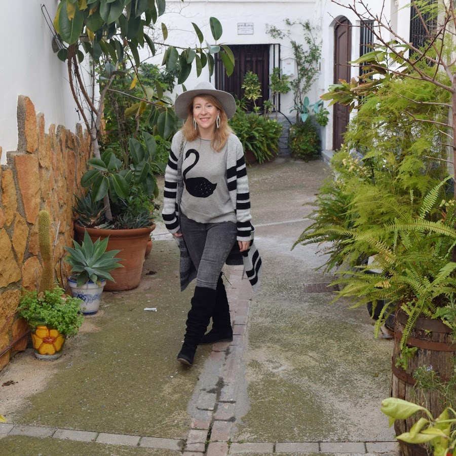 look_tonos_grises_y_sombrero