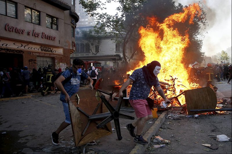 Dura jornada de saqueos y ataques incendiarios en las principales ciudades del país