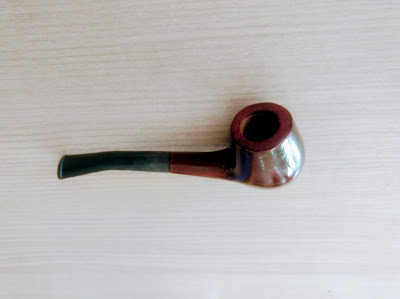 A foto apresenta o  cachimbo de madeira de lei, também chamado pito, é um instrumento utilizado para se fumar, geralmente, tabaco.