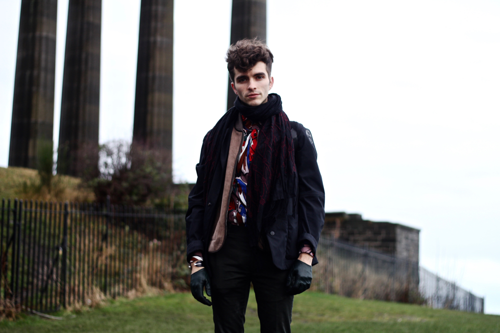 Blog-mode-style-homme-voyageur-ecosse-edimbourg-edinburgh-valentino-uomo-sweater-gilet-cachemire-Malo-jeans-apc-north-sails-jacket-petit-standard-echarpe-broderie-boots-dries-van-noten-chateau-guide-conseil-insolite-calton-hill-hote (3)