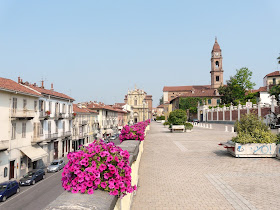 The Corso Cottolengo in Bra, looking towards Piazza Caduti per la Libertà and the church of Andrea Apostolo