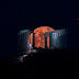 Δέος: Το «φεγγάρι των λουλουδιών» πάνω από τον ναό του Ποσειδώνα