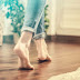 4 λόγοι για να αρχίσετε να περπατάτε ξυπόλητοι στο σπίτι αν δε το κάνετε ήδη 