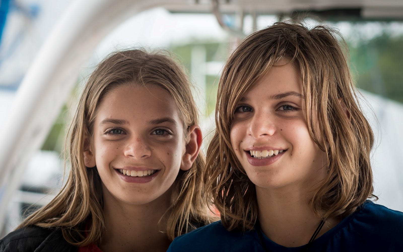 Blonda Tvillingar Tjejer Poserar Av Segel Erotiska Och Porrfoton