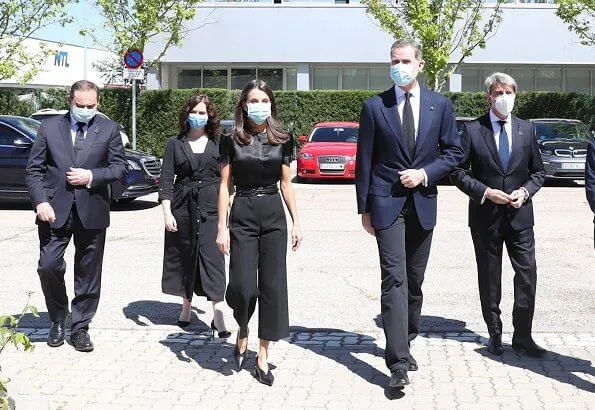 King Felipe and Queen Letizia visited the Coslada Transport Center. Queen wore Hugo Boss blouse, Boss pants and Boss shoes