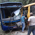 Batida entre ônibus escolares deixa alunos feridos, em estrada rural