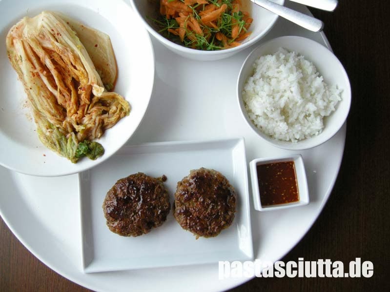 Kimchi, Tteok Galbi, Möhren mit Erbsenkraut, Reis, Bulgogisauce