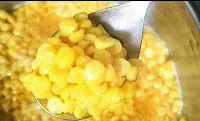 Cooked chana dal in a spoon for dal pakwan recipe