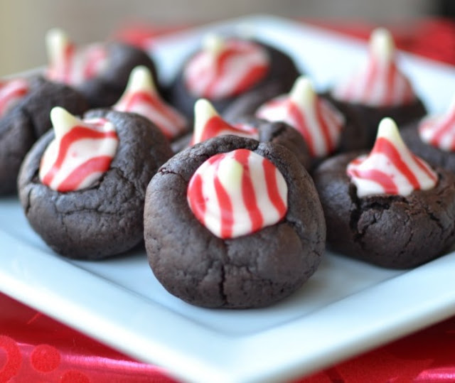 Peppermint Chocolate Thumbprint Cookies #cookies #recipe