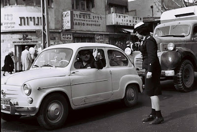 תמונה שבה רואים את אחד התפקידים העיקריים של שוטרות במשטרת ישראל בשנות הששים של המאה העשרים, שוטרות תנועה שנמצאו בדרכים וכיוונו את התנועה, צילום מתוך אוסף התצלומים הלאומי