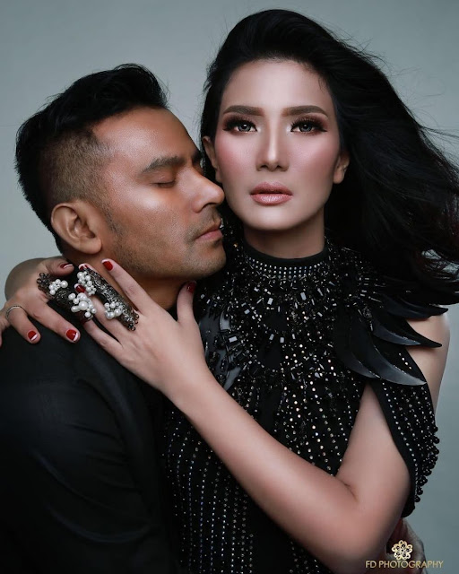 6 Vokalis grup band rock Indonesia ini memiliki istri yang cantik