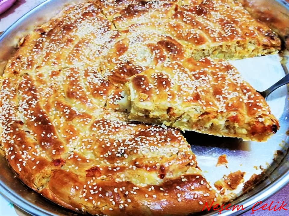 PATATESLİ VE KAŞAR PEYNİRLİ AÇMA BÖREK TARİFİ LUNTUĞ