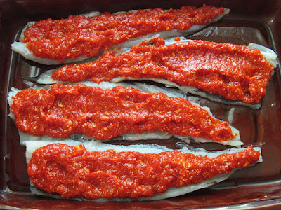 Рыба запеченная под соусом из красного перца