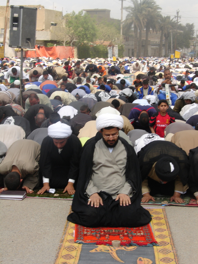 Молитва 5 раз в день. Али хаменеи салман. Шиитский мечеть в индия. Мусульманство шиизм. Религия: мусульмане-сунниты.