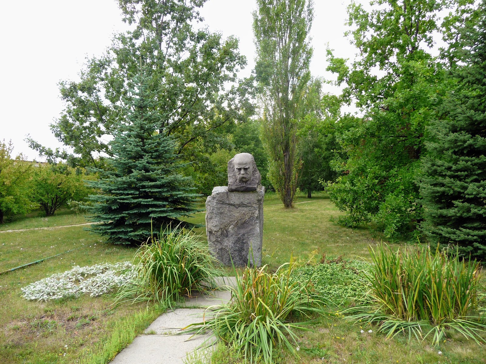 Памятник Пайль Кэбер Ботанический сад