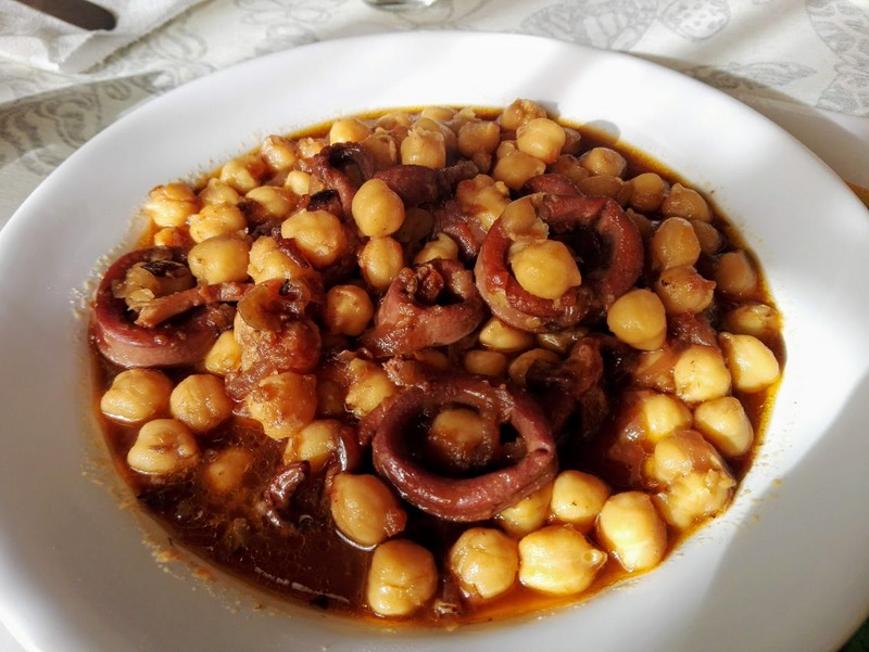 Calamarcitos con garbanzos de Marc Ribas.