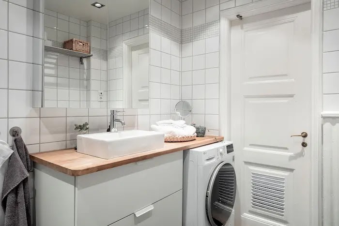 Trucos para aprovechar mejor el espacio en casas pequeñas Baño pequeño con lavadora