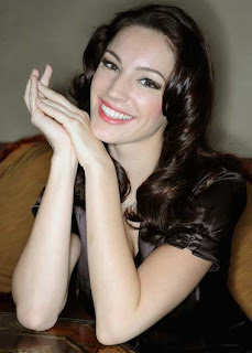 Kelly Brook to design maternity clothes