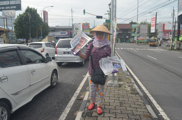 Kisah HANI...Dulu Sering Dihina dan Dianggap Rendahan, Sekarang Penjual Koran ini Tampil Modis Kisah HANI...Dulu Sering Dihina dan Dianggap Rendahan, Sekarang Penjual Koran ini Tampil Modis