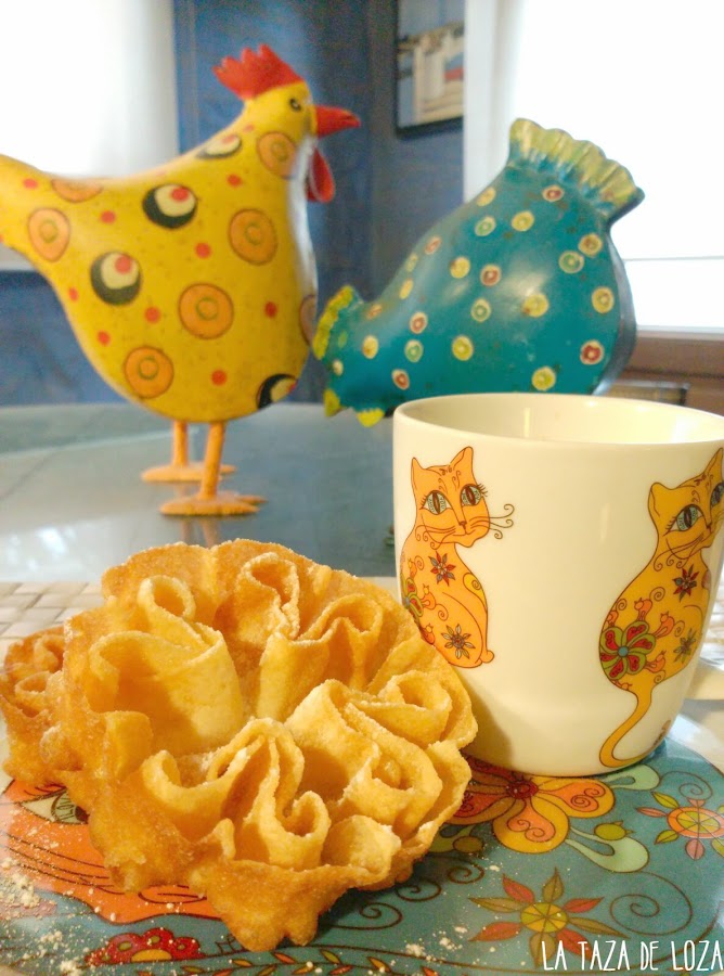 Flores manchegas con gallinas decorativas